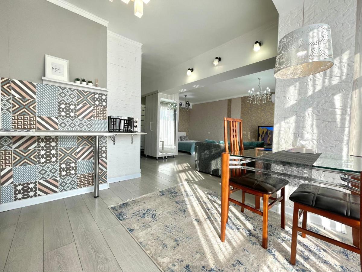 Apartment In The Heart Of The City Almaty Luaran gambar